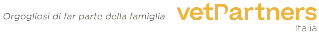 Logo testuale con la frase Orgogliosi di far parte della famiglia vetPartners Italia in grigio e testo arancione su sfondo bianco.