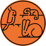 Un semplice disegno al tratto di un uccello, un camaleonte e un coniglio all'interno di un cerchio arancione, con ogni animale seduto su un ramo o su una linea di terra.