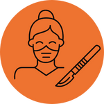 Disegno lineare di un volto di donna che indossa una cuffia per capelli e una maschera, con accanto un bisturi, il tutto all'interno di un cerchio arancione. L'immagine suggerisce una procedura medica o chirurgica.