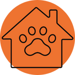 La sagoma nera di una casa con una grande impronta di zampa all'interno, su uno sfondo circolare arancione.