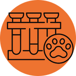 Disegno lineare di tre provette in uno scaffale con un simbolo di zampa di animale davanti, il tutto su uno sfondo circolare arancione.