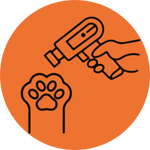 Disegno al tratto di una mano che regge un termometro, puntata su una zampa di animale sollevata, all'interno di un cerchio arancione, che rappresenta i Servizi Veterinari.