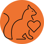 Semplice sagoma nera di un gatto con un cuore vicino al petto, su uno sfondo circolare arancione.