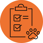 Un cerchio arancione con il disegno nero di una cartellina con due caselle spuntate e l'impronta di una zampa nell'angolo in basso a destra, che simboleggia una lista di controllo o un sondaggio relativo agli animali domestici.