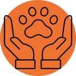 Un cerchio arancione con due mani delineate rivolte verso l'alto, posizionate ai lati di un'impronta di zampa al centro, che rappresenta la cura degli animali o la protezione degli animali domestici.
