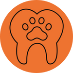Un cerchio arancione con il contorno nero di un dente, con l'impronta di una zampa all'interno del dente, simboleggia le cure dentistiche veterinarie o i servizi dentistici per animali domestici.